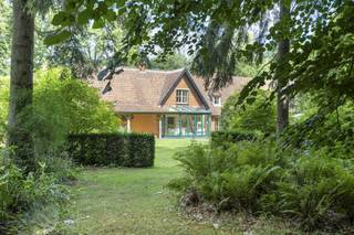 Deze woning biedt niet alleen binnen volop ruimte, maar ook buiten. De ruime tuin is ideaal om te ontspannen en biedt alle mogelijkheden om er...