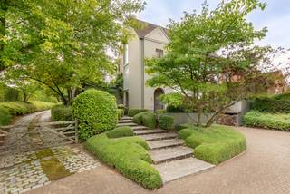 Deze knappe villa, gelegen op een mooie locatie, verkeert in uitstekende staat van onderhoud.De door Landscaping aangelegde parktuin met zonneterras,...