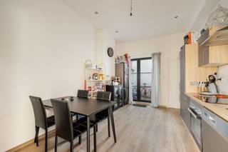 <p><span>Gezinswoning met drie slaapkamers in het centrum van Mechelen</span></p><p><span> </span></p><p><span>Deze leuke stadswoning bevindt zich op een uitstekende locatie, pal in het centrum van Mechelen. Winkels, scholen, horeca en openbaar vervoer liggen op wandelafstand, waardoor je hier geniet van het bruisende stadsleven met alle voorzieningen binnen handbereik. Dankzij de centrale ligging van Mechelen heeft u bovendien een vlotte verbinding met de belangrijkste invalswegen richting Antwerpen en Brussel.</span></p><p><span> </span></p><p><span>De woning biedt een praktische indeling en beschikt over drie volwaardige slaapkamers. Met een EPC-label C en een conforme elektriciteit is deze woning al volledig instapklaar. Kortom, ideaal voor gezinnen, starters of investeerders die op zoek zijn naar een woning op een toplocatie in Mechelen. </span></p><p><span> </span></p><p><span>Indeling</span></p><p><span> </span></p><p><span>Gelijkvloers:</span></p><p><span>- Inkomhal</span></p><p><span>- Keuken</span></p><p><span>- Badkamer</span></p><p><span>- Terras</span></p><p><span> </span></p><p><span>Eerste verdieping:</span></p><p><span>- Slaapkamer 1</span></p><p><span> </span></p><p><span>Tweede verdieping:</span></p><p><span>- Slaapkamer 2</span></p><p><span> </span></p><p><span>Zolderverdieping:</span></p><p><span>- Slaapkamer 3 </span></p><p><span> </span></p><p><span>Troeven:</span></p><p><span>- Toplocatie in het centrum van Mechelen</span></p><p><span>- Conforme elektriciteit</span></p><p><span> </span></p><p><span>Ben jij geïnteresseerd in dit huis te koop in Mechelen, ben je op zoek naar ander vastgoed, een investering of wens je de waarde van jouw eigendom te kennen? Dan ben je bij BOLT immo aan het juiste adres! Wij helpen jou graag verder.</span><span> </span></p>