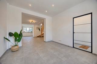 <p>Deze volledig en modern gerenoveerde woning is uitstekend gelegen in het centrum van Bertem en combineert een hedendaagse uitstraling met energiezuinigheid. Dankzij de centrale ligging geniet u van een vlotte verbinding naar Leuven en Brussel, terwijl ook de autosnelwegen E314 en E40 zich op korte afstand bevinden. De woning werd met oog voor kwaliteit en comfort volledig vernieuwd en behaalt een uitstekend EPC-label A. In combinatie met de aanwezige zonnepanelen resulteert dit in een lage energiekost en een duurzame toekomstgerichte investering.<br /><br />Op het gelijkvloers bevinden zich een inkomhal met apart gastentoilet, een leefruimte met open keuken. Aansluitend vindt u een praktische berging met aansluitingen voor wasmachine en droogkast. Op de eerste verdieping zijn er twee volwaardige slaapkamers en een badkamer, uitgerust met zowel een ligbad als een douche. De tweede verdieping biedt plaats aan een zeer ruime derde slaapkamer.<br /><br />Ook buiten is het aangenaam vertoeven dankzij de gezellige, volledig omheinde tuin. Daarnaast beschikt de woning over een extra tuinberging voor bijkomende opslagruimte.<br /><br />Deze instapklare woning onderscheidt zich door haar moderne afwerking, uitstekende energiescore, zonnepanelen en bijzonder gunstige ligging. Een ideale opportuniteit voor wie op zoek is naar comfortabel en zorgeloos wonen in het hart van Bertem.<br /><br />Voor meer informatie of een bezoek ter plaatse kunt u contact opnemen met Thomas via +32 499 22 99 24 of thomas@sophimo.be.</p>