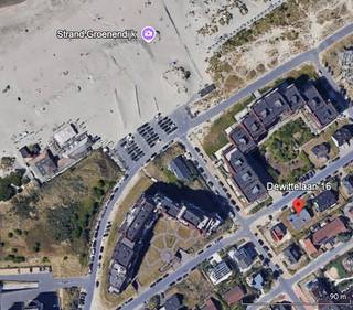 Van de eerste ochtendstraal tot het laatste avondlicht.<br /><br />Vlak bij het strand en de duinen, op de grens van Oostduinkerke en Nieuwpoort, waar de horizon opent en het licht steeds in beweging is, bieden we u bijzonder woonproject.<br /><br />Twee halfopen gezinswoningen, sculpturaal en ingetogen, vormen samen een hedendaagse vertaling van het woonhuis — met een zachte knik naar Aldo Rossi’s tijdloze vormentaal. Hier is wonen meer dan een bestemming.<br /><br />Bij het verlaten van uw prive terras betreedt u binnen de 5 min het terras van surfclub windekind. Indien u na het sporten of de aperitief een restaurant wenst te bezoeken, leidt het pittoreske Groenendijk je naar de Nieuwpoortse winkelstraat of het staketsel waar zeilboten hun weg zoeken tussen haven en zee. Elke woning omvat ongeveer 200m2 BVO en is ontworpen met een verticale logica.<br /><br />De rechterwoning heeft een gerieflijke oprit voor een paar wagens en achteraan bevindt zicht het terras waar u, dankzij zuid-west Oriëntatie van de woning, de hele dag kna genieten van de zon.<br /><br />Op het gelijkvloers bevinden zicht drie slaapkamers en twee badkamers, gericht op rust en geborgenheid, met direct toegang tot de privatieve tuinen terras.<br /><br />De leefruimtes bevinden zicht op het eerste verdiep en zijn via de royale raampartijen, maximaal verbonden met de omringende natuur. Een geïntegreerde bureau ruimte speelt in op hedendaags woongebruik.<br /><br />Het bovenste niveau herbergt een vierde slaapkamer, met aparte badkamer en toilet + een gezellige TV- Familie kamer – een plek onder het dak die doet denken aan de zolderkamers uit onze kindertijd, maar dan vertaald naar een moderne leefkwaliteit. Het plekje waar de kinderen na het eten op hun gemak een serie kunnen netflixen zonder de ouders te storen die aan tafel in alle rust wat wensen na te praten met hun tafelgenoten.<br /><br />6% BTW op constructie<br /><br />In het paasakkoord werd beslist dat de verkoop/levering van onroerende goederen na afbraak en heropbouw, mits voldaan aan de voorwaarden, opnieuw aan 6% kunnen plaatsvinden. Dit betreft de opeisbaarheid van de btw, in casu factuur en/of oplevering, na 1 juli 2025.
