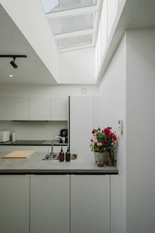 Bent u op zoek naar een instapklare woning op een strategische locatie? Deze woning in de Kortrijksestraat biedt de perfecte balans tussen het bruisende Kortrijk en het gezellige Heule. Dankzij de volledige renovatie en de zuidgerichte oriëntatie geniet u hier van modern wooncomfort in een zonovergoten huis.IndelingGelijkvloers: - Ruime inkomhal voorzien van een gastentoilet- Aparte eetkamer (ideaal als thuiswerkplek) met ingemaakte vestiaire en toegang tot de berging/wasplaats. - De open keuken die het hart van de woning vormt met kookeiland, voorzien van alle moderne toestellen. - De woonkamer, voorzien van een sfeervolle pelletkachel, biedt direct toegang tot de buitenruimte.1ste verdieping: - Ruime volwaardige eerste slaapkamer - een moderne badkamer met inloopdouche, toilet en wasmeubelZolderverdieping: - Volledig ingerichte masterbedroom.Verder beschikt de woning over en zuid gericht terras en een garage achteraan. Sportievelingen zitten hier uitstekend met complexen zoals Wembley en Garrincha op wandelafstand. Dankzij de grote lichtstraat en de ramen in de woonkamer baadt de volledige leefruimte in het natuurlijke licht.Troeven:- EPC-label B en voorzien van zonnepanelen.- Conforme elektriciteit- Ideale starterswoning!Wenst u meer info over dit deze woning of wenst u een bezoek ter plaatse? Contacteer Michelle Decoutere (0493 25 46 81 - michelle.decoutere@dewaele.com) De eigendom wordt aangeboden via de Pre-sale formule. Van 20/04/2026 om 09:00 tot 25/04/2026 om 11:00 kan u de woning op afspraak komen bezichtigen en een bod uitbrengen. De vermelde prijs is een instelprijs. Voor meer info, gelieve contact op te nemen met de dossierverantwoordelijke.Bestuursmaatregelen in het maatregelenregister: nee