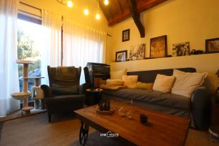 Bent u op zoek naar een charmant duplex appartement met 1 slaapkamer en gezellige tuin, achteraan het gebouw? 
Lees en kijk dan snel even verder!<br />Dit appartement is ideaal gelegen, in het centrum van Haasdonk. Scholen, winkels en het openbaar vervoer zijn vlakbij. Dit appartement is gelegen, achteraan het gebouw (een achterbouw) waardoor er enorm veel privacy is. Dit appartement heeft een gezellig tuintje, achteraan het appartement. Dit appartement heeft een EPC-waarde met label C. <br />Indeling: 
inkomhal met gastentoilet én trap naar boven. Lichtrijke leefruimte met open keuken. De keuken is geïnstalleerd met kasten en toestellen. Kelder met aansluiting voor het wasmachine en de droogkast (wordt gebruikt als bergruimte). Op de bovenverdieping is er één slaapkamer aanwezig met aansluitend een badkamer, die voorzien is van een douche en een lavabomeubel. <br />Dit appartement is vrij vanaf 1 juni 2026. 
De gemeenschappelijke kosten zijn inbegrepen in de huurprijs. 