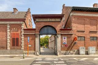 <p><span>Appartement spacieux et lumineux «  »  , centre de Gand ;</span></p><p><span>Le béguinage Notre-Dame-de-Hoyen, situé dans le centre historique de Gand, est un béguinage urbain typique entièrement clos, entre la Nederschelde, la Lange Violettestraat et le couvent de Nieuwenbos. L'ensemble est classé monument historique et site protégé depuis 1963. Depuis 1998, le couvent figure sur la liste du patrimoine mondial de l'UNESCO. Le béguinage Notre-Dame-de-Hoyen comprend notamment 89 maisons et 7 couvents. Cette propriété exceptionnelle d’une superficie d’environ 200 m² est l’un des 9 appartements faisant partie du prestigieux projet de rénovation du couvent Hof ter Bloemen, achevé en 2023. Ce triplex comprend un rez-de-chaussée avec une cuisine, un salon, des toilettes et une cage d’escalier. Au premier étage se trouvent la chambre principale avec dressing et salle de bains, ainsi qu’un vaste palier pouvant accueillir un coin salon pouvant servir de bureau ou de salle de télévision. Le deuxième étage comprend un vaste palier, une chambre et une salle de bains. EPC : C : 269 kWh / (m² an) Tous les biens immobiliers du béguinage sont cédés en bail emphytéotique (vendus) pour une durée de 66 ans (renouvelable). De plus amples détails et le dossier sont disponibles et peuvent</span><span>être</span><span>demandés</span><span>.</span><span> </span></p>