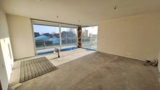 <strong>Appartement 1.02 – Ruim en comfortabel wonen op de eerste verdieping in Klaverstuk 24</strong><br /><br />Welkom in appartement 1.02, een prachtig en instapklaar appartement op de eerste verdieping van het exclusieve Klaverstuk 24 in Zedelgem.<br />Met zijn royale indeling, twee badkamers en een ruim terras biedt dit appartement alles wat u nodig heeft voor een comfortabele en moderne levensstijl.
<h4><strong>Kenmerken van appartement 1.02</strong></h4>

<ul>
	<li>* Bewoonbare oppervlakte: 103 m²</li>
	<li>* Inkomhal met praktische vestiaire en apart gastentoilet.</li>
	<li>* 3 ruime slaapkamers, ideaal voor gezinnen of extra werk-/logeerruimte.</li>
	<li>* 2 badkamers: één met meubel en inloopdouche, en één met meubel en ligbad.</li>
	<li>* Lichtrijke leefruimte dankzij grote raampartijen, met een moderne open keuken.</li>
	<li>* Handige wasplaats voor extra opbergruimte.</li>
	<li>* Ruim terras van 20 m², perfect om te genieten van de buitenlucht.</li>
	<li>* Inclusief ondergrondse parkeerplaats en fietsenberging.</li>
</ul>

<h4><strong>Hoogwaardige afwerking en energiezuinig</strong></h4>
Dit appartement biedt niet alleen stijl en comfort, maar is ook duurzaam en energiezuinig:

<ul>
	<li>* Vloerverwarming voor een aangename temperatuur in alle seizoenen.</li>
	<li>* Warmtepomp en zonnepanelen voor een milieuvriendelijke energievoorziening.</li>
	<li>* Een uitzonderlijk laag E-peil van 30, wat recht geeft op vrijstelling van de onroerende voorheffing.</li>
</ul>

<h4><strong>Perfect gelegen in Zedelgem</strong></h4>
Klaverstuk 24 ligt in een rustige, groene omgeving met alle voorzieningen binnen handbereik.<br />Het centrum van Zedelgem, openbaar vervoer en uitvalswegen naar Brugge en omliggende steden zijn vlot bereikbaar.<br />Met zijn royale ruimte en moderne afwerking is appartement 1.02 de ideale keuze voor wie stijlvol en comfortabel wil wonen.<br /><strong>Contacteer ons vandaag nog voor meer informatie of een bezoek.</strong><br /><br />Uw droomappartement wacht op u!<br /><br /><strong>051 21 11 11 of matias@imfiro.be</strong>