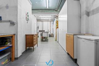 Deze prachtige, instapklare woning bevindt zich in de Cartonsstraat, een rustige en charmante straat in het centrum van Ieper. Dankzij deze uitstekende ligging geniet je van het beste van twee werelden: de rust van de vestingen op wandelafstand én de nabijheid van alle dagelijkse voorzieningen. Winkels, scholen, openbaar vervoer en de Grote markt bevinden zicht op wandel- of fietsafstand - alles binnen handbereik. <br /><br />De indeling van de woning is als volgt. Op de gelijkvloerse verdieping vinden we een ruime garage met aansluitend een handige bergruimte. Ook een apart toilet bevindt zich op dit niveau. Op de eerste verdieping komen we in een lichtrijke leefruimte met open, volledig ingerichte keuken. De keuken is voorzien van alle comfort en een kopel zorgt voor een extra portie natuurlijk licht, wat bijdraagt aan een gezellige sfeer. <br /><br />De tweede verdieping biedt plaats aan een eerste slaapkamer, met aansluitend de badkamer die uitgerust is meteen inloopdouche, lavabomeubel en toilet. Op de eerste verdieping vinden we een tweede ruime slaapkamer, voorzien van nieuwe Velux-ramen met automatische regendetectie.<br /><br />De woning werd in 2016 volledig gerenoveerd en beschikt over een centrale verwarming op aardgas met condensatieketel, conforme elektriciteit, geïsoleerde muren en daken wat zorgt voor een gunstig EPC (het EPC gaat eenvoudig naar een B bij het plaatsen van een verwarmingselement op het gelijkvloers), een waterontharder en tal van andere kwaliteitsvolle afwerkingen. <br /><br />Ben jij op zoek naar een energiezuinige, instapklare woning in het centrum van Ieper? Dan is deze jouw kans! Contacteer ons vandaag nog voor een bezoek aan dit pareltje.