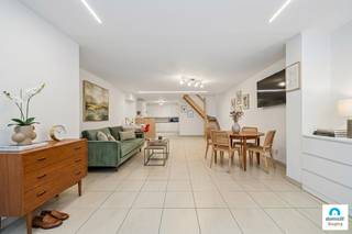 Roeselare : Instapklaar duplexappartement met zolder voorzien van  3 slaapkamers en zonnig terras!<br /><br />Welkom in deze ruime en lichtrijke woning, ideaal gelegen in een rustig woonerf en toch dicht bij alle voorzieningen. Met 3 slaapkamers, een moderne keuken en een zonnig terras biedt deze woning alles wat je nodig hebt voor comfortabel wonen.<br /><br /><strong>Indeling:</strong><br />Bij binnenkomst leidt de inkomhal je naar de ruime en lichte leefruimte, waar grote ramen zorgen voor een aangename sfeer. De moderne, volledig uitgeruste keuken is perfect voor wie graag kookt en heeft een aansluitende praktische berging.<br />Op de eerste verdieping vind je drie slaapkamers, waaronder een ruime hoofdslaapkamer en twee kinderkamers of een extra bureau. De badkamer is stijlvol afgewerkt en voorzien van alle comfort.<br /><br />Buiten geniet je van een mooi zonneterras op de eerste verdieping, ideaal om te ontspannen. Daarnaast is er nog een extra terras vooraan de woning.<br /><br /><strong>Troeven:</strong><br />Energiezuinig met een uitstekende EPC-score van 174<br />Instapklaar en lichtrijk<br />Ideale ligging: vlak bij station, centrum, winkels (Mamoet) en scholen<br /><br />Opgelet: De parkeerplaats is niet inbegrepen in de vraagprijs, maar dient verplicht mee aangekocht te worden.<br /><br />Bel ons op het nummer 051/624040