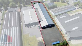Ontdek dit functionele en polyvalente magazijn, ideaal voor diverse logistieke, opslag- of productieactiviteiten.<br /><br />Het magazijn met een oppervlakte van +/- 2.000 m² heeft een vrije hoogte tussen +/- 4 m tot 7 m (nokhoogte). Aansluitend beschikt de site over +/- 1.200 m² buitenruimte, perfect voor stockage, manoeuvres of bijkomende activiteiten.<br /><br />De loods is kwalitatief afgewerkt met een duurzame gepolierde betonvloer en geniet van natuurlijke lichtinval via een lichtstraat. De toegang verloopt vlot via een sectionale poort (4 m H x 4 m B) met aparte toegangsdeur, wat een efficiënte goederenstroom en vlotte circulatie voor vrachtverkeer garandeert.<br /><br />Verder is het ruimte uitgerust met voldoende verlichting, verwarming en sanitaire voorzieningen, wat bijdraagt aan comfortabele en efficiënte werkomstandigheden. Het volledig omheinde terrein zorgt bovendien voor optimale veiligheid en privacy.<br /><br />De strategische ligging in de Dirk Martensstraat biedt een uitstekende bereikbaarheid en een snelle aansluiting op de belangrijkste invalswegen van Brugge. Daarnaast is er ruime parkeer- en manoeuvreerruimte aanwezig op de site.<br /><br />Contacteer PANORAMA B2B voor bijkomende inlichtingen of een vrijblijvend plaatsbezoek 0476 215 115.