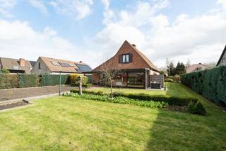 <strong>--- NIEUW --- Op te frissen ruime landelijke woning te Drongen!</strong><br /><br /><strong>👉 BEZOEKMOMENT ZATERDAG 20/06! U kan de online kalender voor het bezoekmoment en de vastgoedvideo terugvinden via onze eigen website www.vastgoedspruyt.be.</strong><br /><br /><strong>Algemeen;</strong><br />Zeer mooie kwalitatieve fermettewoning (bj. 1985), gelegen op een zeer rustige locatie en op wandelafstand van het dorpscentrum. De woning heeft een bewoonbare oppervlakte van zo'n 202m². Gelegen op een perceel van 877m²,<br /><br /><strong>Indeling;</strong><br />De woning heeft een lichtrijke eetruimte en leefruimte met haard en zicht op de zongerichte tuin. Ook de aansluitende keuken heeft zicht op deze achtertuin. Gekoppeld aan deze woning is er een veranda. Gelijkvloers is er verder nog een wasplaats die uitgeeft in de garage, inkomhal met gastentoilet en een afzonderlijke slaapkamer en badkamer. Op de verdieping zijn er op heden 2 volwaardige slaapkamers, echter kan deze heringedeeld worden (extra slaapkamer of badkamer). Er is een ruime oprit voor 2 wagens.<br /><br /><strong>Bijkomende troeven;</strong><br />- Zeer rustige en vlot bereikbare ligging.<br />- Open bebouwing.<br />- Grote zongerichte tuin.<br />- Beperkte opfrissingswerken.<br />- Structureel kwalitatief gebouw.<br />- ...<br /><br />De verkoopdocumenten zijn ter inzage via: https://vastgoedspruyt.sharepoint.com/:f:/g/IgAD-UvjlX8qSY09lvdPfRy0AV8zmewcX19sCmPgDoWWKwU?e=wOxQgc<br /><br /><strong>VANAFPRIJS: €459.000,-</strong><br /><strong>Interesse in deze unieke opportuniteit?<br />📞 Contacteer Michel Spruyt via 09/311.89.90<br />🌐 Of vraag uw bezoek aan via www.vastgoedspruyt.be<br /><br />Vg, Wg, Gmo, Gvkr, Vv. Geen asbestvrije woning - Geen beschermd monument - Geen bouwkundig erfgoed - Overstromingsgevoeligheid; P & G-score; A.</strong><br /><br />Dit pand is onderhevig aan de renovatieverplichting die door de Vlaamse overheid wordt opgelegd voor residentiële gebouwen. Consulteer voor meer informatie de website van het Vlaams Energie- en Klimaatagentschap via https://www.vlaanderen.be/een-woning-kopen/renovatieverplichting-voor-residentiele-gebouwen.<br /><br />