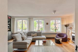 Uniek wonen aan het <strong>charmante Cogelspark</strong> in een karaktervolle bel-étage <strong>gezinswoning </strong>met <strong>praktijkruimte </strong>en <strong>tuin </strong>en groene zichten!<br /><br />Op zoek naar de perfecte combinatie van ruimte, comfort en een gunstige ligging? Deze goed onderhouden voormalige dokterswoning biedt het allemaal. Gelegen aan het prachtige Cogelspark geniet je hier vanuit tal van kamers van een uniek, rustgevend zicht op het groen. Ook de laanbomen op de middenberm bieden heerlijk groen zicht aan de voorzijde.<br />Indeling :<br />Ideaal geschikt voor een vrij beroep of een hobby of extra leefruimten, is de gelijkvloerse praktijkruimte, met ruime wachtkamer, een sanitaire ruimte en een archiefkamer met watervoorziening en een toegang tot de tuin. <br />Op de eerste verdieping kom je in een zeer fijne <strong>riante leefruimte</strong>. De woonkamer met een grote ingemaakte kastenwand en een haardvuur, en zichten op de laanbomen. De parketvloer biedt een bijzonder warme gezelligheid. De ruimte gaat naadloos over in een zeer aangename rustgevende eetplaats. Gastentoilet. De keuken is zeer gerieflijk, kent een extra eethoek en biedt toegang tot een intiem <strong>terras </strong>op hardhout, met zonneluifel en prachtige zichten op de <strong>tuin</strong> én het park. Een buitentrap biedt daarbij ook meteen toegang tot de tuin.<br /><br />De open houten trap loopt feilloos door naar de tweede verdieping met <strong>vier volwaardige slaapkamers</strong>, waarvan twee zeer ruime en twee mooie extra kamers. Een hedendaagse ruime badkamer met riante inloopdouche, wastafel in groot meubel, hangtoilet, ruimte voor wasmachine en droogkast onder comfortabel werkblad. <br /><br />Nooit meer parkeerstress!: de woning kent een grote <strong>inpandige garage</strong> én heeft een eigen ruime <strong>oprit</strong>.<br /><br />Een uitzonderlijke kans voor wie wonen, werken en natuur wil combineren, en dan nog op een zeer centrale ligging, bij scholen, openbaar vervoer, winkels, cultuur ... In een heerlijke groene oase, palend aan het park, met haar mature bomen. Of wandel het park binnen via het pad, genoemd naar de gerenommeerde tuin- en landschapsarchitect Jacques Wirtz, en laat je omarmen door het groen, ideaal voor een sessie Tai Chi of yoga, een goed boek op een bankje, of gewoon een rustige picknick in het gras.<br /><br />Plan snel je bezoek!
