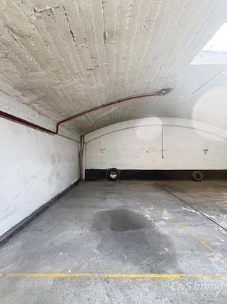In een zijstraat van de Van Eycklei gelegen aan het Stadspark en de Nationale bank, een gelijkvloerse autostaanplaats in een gebouwcomplex.<br />Via de automatische poort heeft u toegang tot de autostaanplaats gelegen achteraan het gebouw op de gelijkvloerse verdieping.