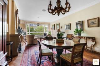 <p><span>Het groene Stadspark om de ene hoek en het theaterplein om de andere hoek. Het Centraal Station, gezellige markten en trendy restaurants op korte afstand maakt dat dit stadsappartement een echte aanrader is. Dit prima onderhouden doch op te frissen appartement van ca 110 m² bew.opp. is prima ingedeeld met een lichte leefruimte op parket aan de straatkant. Een te vernieuwen keuken en badkamer, vestiare en gastentoilet. Drie volwaardige kamers aan de achterzijde. Een gemeenschappelijke fietsenstalling beneden en ook voor uw wagen is er een oplossing. Deze kan je kwijt op een huurplaats in de ondergrondse parking van de Nationale Bank (over je deur!).</span></p><p><span> Karaktervolle appartement op een topligging!</span></p>