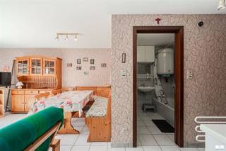 Charmante vakantiewoning te koop op het rustige vakantiedomein Krokopark in Middelkerke.De woning geniet van een rustige ligging en beschikt over een private tuin.Op het gelijkvloers vindt u een gezellige woonkamer met open keuken.Via het schuifraam heeft u rechtstreeks toegang tot de aangename private tuin.Verder beschikt het gelijkvloers over een badkamer en een praktische berging.Op de eerste verdieping bevinden zich twee volwaardige slaapkamers.De woning biedt hiermee een ideale indeling voor gezellige vakanties met het gezin.Een private parking zorgt bovendien voor extra comfort.Een ideale uitvalsbasis om te genieten van de kust en de omgeving van Middelkerke!