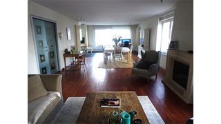 Een mooi afgewerkt duplex appartement met op de eerste verdieping een ruime woonkamer met open, ingerichte keuken, toegang tot het terras,...