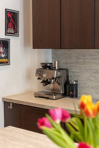 <p>"We hebben hier met ontzettend veel plezier gewoond. Het is zo’n plek waar je je meteen thuis voelt, waar het licht elke dag weer anders binnenvalt en waar oud en nieuw mooi samenkomen.</p>
<p>Wat we misschien nog wel het meest gaan missen, is het leven hier in de buurt. Op een zonnige dag wandelden we graag even naar Bar Chapel, of spraken we af met vrienden bij Bar Noord of Bar Leon. Het zijn van die fijne plekken waar je als ouder rustig iets kunt drinken terwijl de kinderen zich vermaken.</p>
<p>Ook het zwembad in de Veldstraat ligt vlakbij, ideaal voor een frisse zwembeurt. En als je van eten houdt, zit je hier echt goed: in de buurt vind je smaken van over de hele wereld, altijd wel iets nieuws om te ontdekken.</p>
<p>Tegelijk is het hier verrassend rustig wonen. Een plek waar je even kan ontsnappen aan de drukte, maar toch alles binnen handbereik hebt en zo de stad in bent of de baan op kan."</p>