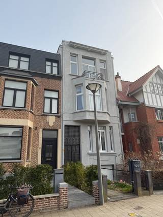 Op de tweede verdieping van een charmant oud herenhuis, gelegen aan de Groenenborgerlaan 13, bevindt zich dit gezellig appartement. Het pand ligt...