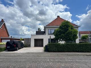 Dit volledig gerenoveerde handelspand deed jarenlang succesvol dienst als horecazaak en is volledig instapklaar voor een nieuwe uitbater. Vooraan beschikt het pand over twee privatieve parkeerplaatsen en een overdekte inkom.<br /><br />Binnenin vindt u een gezellige en smaakvol ingerichte verbruiksruimte met zit- en eetgedeelte, een toog en afzonderlijke sanitaire voorzieningen. Achteraan bevindt zich de open, professionele keuken, die aansluit op een praktische berging met ruime koelcel en een extra opslagruimte met rechtstreekse toegang naar buiten.<br /><br />Aan de voorzijde geniet u van een fraai aangelegd terras dat de hele dag in de zon ligt en een aangename extra troef vormt voor uw klanten.<br /><br />De ligging is een absolute meerwaarde: centraal in Oelegem, langs de drukke Schildesteenweg met een uitstekende zichtbaarheid en vlotte bereikbaarheid. Dankzij de nabijheid van de E34 en E313 is er een snelle verbinding met Antwerpen en de ruime regio. De combinatie van een goede passage, eigen parkeergelegenheid en een sterke lokale verankering maakt dit een uitstekende locatie voor een horecazaak.<br /><br />Bovendien is het pand uitgerust met een alarmsysteem en camerabewaking, waardoor u zonder zorgen meteen van start kunt gaan.<br /><br />Interesse? Plan vandaag nog een bezoek en ontdek zelf de vele mogelijkheden die dit unieke horecapand te bieden heeft.<br /><br />Plan snel een bezoek in en kom het zelf ontdekken.
