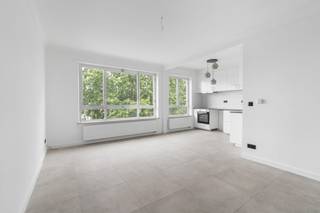 <p>Ontdek dit instapklare appartement, ideaal gelegen in een rustige straat aan een gezellig pleintje in Merksem. Hier geniet u van een aangename woonomgeving, terwijl winkels, openbaar vervoer, scholen en het centrum van Merksem zich op korte afstand bevinden. De combinatie van een rustige ligging en een uitstekende bereikbaarheid maakt dit een bijzonder gegeerde locatie.</p>
<p>Het appartement bevindt zich in een kleinschalig gebouw met slechts drie appartementen, wat zorgt voor een rustige en gemoedelijke sfeer. </p>
<p>Of u nu op zoek bent naar uw eerste eigen woning of een interessante investering met verhuurpotentieel, dit appartement biedt een uitstekende opportuniteit.<br /><br />Belangrijkste ruimtes:<br />• Lichtrijke woonkamer met open keuken<br />• Twee slaapkamers<br />• Badkamer met douche, toilet en dubbele wastafel in meubel<br />• Terras<br /><br />Troeven:<br />• Kleinschalig gebouw met slechts 3 mede-eigenaars<br />• Uitstekende bereikbaarheid, nabij invalswegen, winkels, horeca en openbaar vervoer<br />• Ideaal als investering of voor eigen gebruik<br /><br />Neem vandaag nog contact op met je ERA-makelaar voor een bezoek. JOUW DROOMAPPARTEMENT. ZO GEVONDEN!</p>