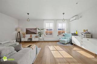 <p><span>Deze halfopen bebouwing bevindt zich in een rustige en residentiële wijk in Grembergen en beschikt over een bewoonbare oppervlakte van </span><span>188 m²</span><span> op een perceel van </span><span>381 m² | BEZOEKDAG voorzien op zaterdag 20 juni op afspraak! </span></p><p><span> </span></p><p><span>Dankzij de energiezuinige voorzieningen zoals lucht-luchtwarmtepompen, zonnepanelen en een thuisbatterij behaalt de woning een EPC-label A. Bovendien is de elektriciteit conform, wat deze woning bijzonder aantrekkelijk maakt voor wie zorgeloos wil wonen.<br />De woning combineert een praktische indeling met veel lichtinval en comfortabele leefruimtes, aangevuld met een oprit met poort, een garage en een aangename achtertuin waar het heerlijk vertoeven is.</span></p><p><span> </span></p><p><span>Indeling: </span><span>via de inkomhal met gastentoilet betreed je de woning. Van hieruit kom je in de lichtrijke leefruimte die in open verbinding staat met de volledig ingerichte keuken, uitgerust met Miele-toestellen. Aansluitend bevindt zich een praktische berging/wasruimte.<br />De woning beschikt verder over een oprit afgesloten met een poort, een garage en een aangename achterliggende tuin waar je in alle rust kan genieten</span></p><p><span><br />Op de eerste verdieping bevindt zich een ruime nachthal met apart toilet, vier slaapkamers waarvan één momenteel ingericht is als bureau, en een badkamer uitgerust met ligbad, douche en dubbele wastafel in meubel.</span></p><p><span><br />Via een vaste trap bereik je de zolderverdieping, die volledig werd ingericht als hobbykamer/speelkamer en waar zich daarnaast nog een aparte opbergruimte bevindt.</span></p><p><span><br /></span><span>Extra troeven</span><span><br />– Energiezuinige woning met</span><span> EPC-label A - 94 kWh/m²</span><span><br />– Zonnepanelen (20m²) totaal 2500 Wp + een thuisbatterij van 5kW<br />– Warmtepomp (lucht/lucht Energieklasse A++) - 4 units (dd. 2024)<br />– Elektriciteit conform - laadpaal aanwezig<br />– Rustige en residentiële toplocatie in Grembergen<br />– Oprit met poort, garage en tuin</span></p><p><span> </span></p><p><span>Bezoekdag georganiseerd door IMMO TWINS op zaterdag 20 juni, uitsluitend op afspraak. Reserveer uw bezoek eenvoudig via onze online bookingtool op de website <span>www.immotwins.be</span></span><span> </span></p><p><span>Boek vandaag nog uw persoonlijke afspraak, wees er snel bij vooralleer het bezoekmoment volzet is. Contact: T. 052 55 55 55 - <span>info@immotwins.be</span></span><span> </span></p><p><span> </span></p>
