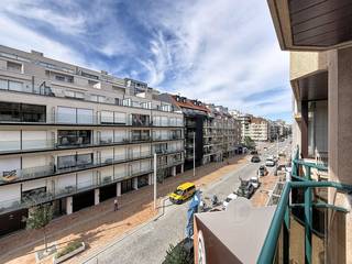 Cet appartement soigné et prêt à emménager et situé dans la rue commerçante de Nieuport-Bain, à quelques pas seulement de la plage, de la digue et des transports en commun.<br />L'appartement dispose d'un hall d'entrée spacieux avec des placards de rangement encastrés et une toilette séparée. Le salon spacieux et lumineux, offre un espace suffisant pour un coin salon et une salle à manger, et donne directement sur la terrasse avec vue sur la rue commerçante. À côté se trouve la cuisine ouverte et un débarras pratique.L'appartement dispose également d'une chambre spacieuse donnant directement sur la terrasse et d'une salle de bains attenante, équipée d’une baignoire et double vasque.<br />Possibilité d’acquérir un box garage dans le complexe De Lijn situé à proximité, au niveau -2.<br />Grâce à sa situation centrale et à son agencement pratique, cet appartement est idéal comme résidence principale, résidence secondaire ou investissement intéressant à la mer.