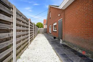 Bent u op zoek naar een degelijke woning met veel potentieel en een praktische indeling op het gelijkvloers? Dan is deze woning in de Sint-Hubertusstraat 29 te Houthulst zeker een bezoek waard.<br /><br />Via de inkomhal komt u binnen in de woning, die beschikt over een aangename leefruimte. Aansluitend bevindt zich de keuken. De woning telt maar liefst drie volwaardige slaapkamers en badkamer.<br /><br />Een extra troef is de garage, die niet alleen plaats biedt voor uw wagen, maar ook voor fietsen, gereedschap of extra opslagruimte. Bovendien beschikt de woning over een ruime zolder, die tal van mogelijkheden biedt als bergruimte.<br /><br />U geniet van een rustige ligging met extra privacy in een aangename woonomgeving in het rustige Houthulst, met winkels, scholen en belangrijke verbindingswegen binnen handbereik.<br /><br />Een ideale opportuniteit voor wie op zoek is naar een gelijkvloerswoning die men volledig naar eigen wensen kan maken.<br /><br />📞 Interesse? Contacteer Thijs, Friedel of Nina:<br />📲 051 57 54 61<br />📧 thijs@grouptrybou.be | friedel@grouptrybou.be | nina@grouptrybou.be