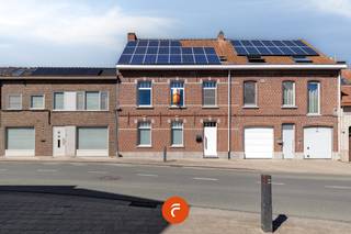 Een uiterst ruime woning (229 m2 woonoppervlakte) nabij het centrum van Lauwe. Instapklaar en energiezuinig (zonnepanelen, warmtepomp , CV...