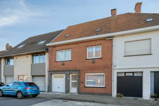 Maak van dit ruime huis jouw nieuwe thuis!<br /><br />Dit stevig gebouwd huis is centraal gelegen te Roeselare, met een vlotte verbinding via de belangrijkste invalswegen en scholen, winkels en andere voorzieningen in de nabije omgeving. Dit huis biedt met een bewoonbare oppervlakte van ca. 190 m² en een perceel van 225 m² heel wat ruimte en mogelijkheden.<br /><br />Het huis dient volledig gerenoveerd te worden, maar vormt dankzij de stevige structuur en ruime indeling een uitstekende basis om er een hedendaagse en comfortabele thuis van te maken.<br /><br />Indeling:<br /><br />Kelder<br /><br />Gelijkvloers:<br />- Inkomhal<br />- Ruime leefruimte<br />- Keuken<br />- Berging<br />- Apart toilet<br />- Inpandige garage<br /><br />Eerste verdieping:<br />- 3 ruime slaapkamers<br />- Badkamer<br /><br />Tuin<br />- zonnig terras<br />- tuinhuis <br /><br />Kortom, een ruim huis met heel wat potentieel, ideaal voor wie op zoek is naar een renovatieproject en zijn huis volledig naar eigen smaak wil vormgeven. Dankzij de centrale ligging, de goede bereikbaarheid en de vele mogelijkheden is dit een interessante opportuniteit in Roeselare.<br /><br />Contacteer mij snel om een bezoek in te plannen!<br /><br /><br />Dit pand is onderworpen aan de renovatieverplichting van de Vlaamse overheid voor residentiële gebouwen (behoudens bij sloop binnen 5 jaar na de aankoop). Consulteer voor meer informatie de website van het Vlaams Energie- en Klimaatagentschap via https://www.vlaanderen.be/een-woning-kopen/renovatieverplichting-voor-residentiele-gebouwen<br /><br />Bestuursmaatregelen in het maatregelenregister: nee<br /><br />Deze AI-visualisaties zijn bedoeld als inspiratie. Er werd geen rekening gehouden met technische specificaties, stedenbouwkundige voorschriften of de concrete mogelijkheden tot realisatie.