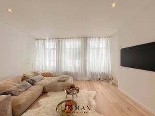 Magnifique et unique appartement en triplex de 4 chambres à coucher avec une spacieuse terrasse orientée au sud, situé au cœur du centre-ville...