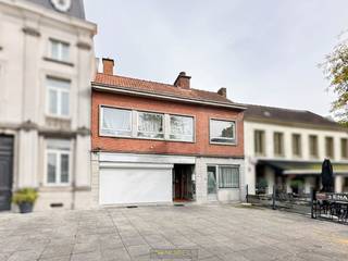 <strong>GELEGEN IN HET HART VAN RONSE, </strong>biedt deze eigendom een<strong> ONGEËVENAARDE KANS OM TE INVESTEREN IN EEN TOPLOCATIE VOL HISTORISCHE CHARME. </strong>Deze eigendom biedt u<strong> RUIME MOGELIJKHEDEN VOOR ZOWEL RESIDENTIEEL ALS COMMERCIEEL GEBRUIK. </strong>Dankzij de<strong> INDELING OVER TWEE HUISNUMMERS </strong>zijn de opties eindeloos: creëer een <strong>LUXUEUZE WOONST, </strong>een<strong> SUCCESVOLLE HANDELSZAAK </strong>of een<strong> </strong>combinatie van beide<strong>. De CENTRALE LIGGING OP DE GROTE MARKT </strong>garandeert<strong> UITSTEKENDE VISIBILITEIT EN TOEGANKELIJKHEID, </strong>omringd door horeca, winkels en culturele activiteiten. Momenteel deels <strong>VERHUURD </strong>(handelszaak en appartement).<br /><br />Adres: Grote Markt 31-32 te Ronse<br /><br />Renovatieplicht van toepassing op huisnummer 31; P-score: A, G-score: A