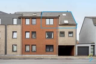 Zeer ruim duplexappartement met garage en kelderberging. Het appartement is gelegen op de 2e verdieping met lift. <br />Indeling: inkomhal, ruime leefruimte met schuifraam naar terras, keuken met aparte berging/ wasplaats. Slaapkamer en badkamer(douche) met toilet.<br />Boven zijn er nog 2 grote slaapkamer met opnieuw een badkamer ( douche en ligbad) en extra toilet. Tevens nog bureau of dressingruimte. <br />De autostaanplaats en kelderberging zijn extra troeven.<br />Voor afspraak ter plaatse : bel 0471 59 40 43 of mail tom@cornelis-goeman.be
