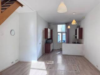 <p><span>Woning met 2 ruime slaapkamers en zonnige koer van 21 m² gelegen in een rustig en aangenaam straatje vlakbij de Bredabaan.</span></p><p><span> </span></p><p><span>INDELING:</span></p><p><span>gelijkvloers: inkomhal, wasplaats, living met open keuken, badkamer met ligbad en zonnige koer van 21 m².</span></p><p><span>Verdieping: 2 ruime slaapkamers</span></p><p><span> </span></p><p><span>BIJZONDERHEDEN:</span></p><p><span>Pvc ramen met dubbele beglazing</span></p><p><span>centrale verwarming op gas</span></p><p><span> </span></p><p><span> </span></p>