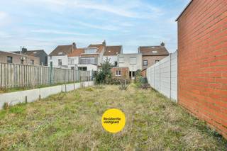 Deze te renoveren rijwoning is rustig gelegen in Blankenberge en biedt tal van mogelijkheden voor wie op zoek is naar ruimte en potentieel. De woning bevindt zich op een perceel van 226 m² en beschikt over een bewoonbare oppervlakte van ca. 147 m². Dankzij de brede garage en diepe tuin is dit pand ideaal voor wie wonen en praktische bergruimte wil combineren.<br /><br />Op het gelijkvloers bevindt zich een inkomhal met toegang tot een berging, badkamer en een ruime garage die rechtstreeks uitgeeft op de tuin. De eerste verdieping omvat een woonkamer met gaskachel, een aparte keuken en een volwaardige slaapkamer. Achteraan geniet u van een onderhoudsvriendelijke tuin met terras en een bijgebouw, voorzien van raamopeningen en aansluitingen voor water en elektriciteit.<br /><br />De woning is uitgerust met deels dubbele en deels enkele beglazing, een plat dak en verwarming op gas. Elektriciteit is niet conform en het EPC-label F (625 kWh/m²) duidt op een renovatieplicht, wat interessante kansen biedt voor wie deze woning volledig naar eigen smaak wil moderniseren.<br /><br />Een eigendom met veel volume, een sterke basis en een uitstekende ligging nabij het centrum en de kust. Ideaal als renovatieproject of investering.<br /><br />Neem voorsprong met een vrijblijvende en gratis schatting van uw eigendom via:<br />http://www.residentievastgoed.be/gratisonlineschatten