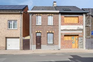 <p><span>Te renoveren woning in Eine.</span></p><p><span> </span></p><p><span>INDELING</span></p><p><span>Op de gelijkvloerse verdieping omvat de woning een inkomhal, een living en eetplaats, een keuken, een veranda en badkamer.</span></p><p><span>Verder zijn er koterijen en een (droge) kelder.</span></p><p><span>Op de verdieping zijn er 2 slaapkamers.</span></p><p><span>Er is een vaste trap naar de zolder waar nog 2 kamers kunnen bijgemaakt worden.</span></p><p><span>Achteraan de woning is er een tuin die toegankelijk is via de naastliggende doorgang.</span></p><p><span> </span></p><p><span>LIGGING</span></p><p><span>Centraal gelegen in Eine met snelle aansluiting naar N60 en station.</span></p><p><span> </span></p><p><span>PRAKTISCH</span></p><p><span>Voor meer info en/of afspraak bel Eefje van Immo D'hondt 0498 88 88 89</span></p>