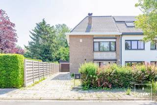 In deze <strong>rustige buurt </strong>te Wondelgem vindt u deze interessante halfopen bebouwing. Ideaal voor mensen die graag hun eigen smaak geven aan hun woning. In de omgeving vindt u alle voorzieningen zoals winkels, openbaar vervoer, het centrum van Wondelgem en is gelegen op fietsafstand van Gent. Kortom de perfecte locatie voor oud en jong.<br /><br />Vooraan de woning heeft u een voortuin en een oprit tot aan de <strong>alleenstaande garage</strong>, wat voldoende mogelijkheid biedt voor het parkeren van uw wagen. Op het gelijkvloers vindt u de inkomhal, een apart toilet, de ruime woonkamer met houtkachel, een eerste en een tweede keuken, beide met toegang tot het terras en de tuin. Het aangelegde terras met een zuidoost oriëntatie heeft verder een tuinhuis/ bergruimte en een overdekt stuk. <br /><br />Verder op het eerste verdiep vindt u de badkamer met douche en toilet, <strong>twee slaapkamers</strong> en een derde <strong>kleinere kamer</strong> die toegang heeft tot de zolder (via een zolderluik). <br /><br />Heeft u zin om deze woning te bezoeken? Aarzel niet mijn collega Kobe te contacteren via 09 278 88 88.