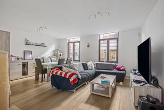In het centrum van de gemeente Boom vinden we dit duplex appartement op de 1e & 2eV. Het ligt op wandelafstand van alle winkels, verschillende scholen, horeca gelegenheden,... Het is zeer vlot bereikbaar gelegen nabij het openbaar vervoer (zowel bushaltes en treinstation) en de oprit van de A12 Antwerpen-Brussel. Mogelijkheid tot het huren van een garagebox nabij het appartement<br /><br />Dit appartement werd volledig gerenoveerd in 2021. Het heeft een zeer goede EPC score (Label B) en de keuring van de elektriciteit is volledig conform. <br />Het bestaat uit: 1e VERDIEP: een hal, een apart toilet, woonkamer, een volledig uitgeruste keuken, wasplaats en een terras; 2e VERDIEP: een hal, een ingerichte badkamer en 2 slaapkamers waarvan één met mezzanine en ingemaakte kasten.<br /><br />Momenteel wordt dit appartement verhuurd aan € 923,23 / maand.<br />Heeft u interesse? Contacteer ons voor een afspraak ter plaatse via info@leximmo.be of 03/459.99.99.