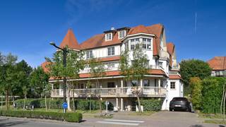 Prachtig hoekappartement in een elegante villaresidentie, centraal gelegen in het bruisende hart van het Zoute, op een steenworp afstand van...
