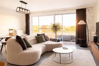 <p><span>Recent appartement op een goede locatie nabij invalswegen en centrum Kapellen.</span></p><p><span>Het appartement omvat een lichte woonkamer met aansluitend een groot terras met prachtig uitzicht, een ingerichte keuken, aparte toilet, badkamer met ligbad, 2 slaapkamers waarvan 1 met ingemaakt kast en een garage met automatische poort.<br />Rustig gebouw en 100% instapklaar. - beschikbaar mei 2026.<br />Voor een plaatsbezoek contacteer ons via <span>stef@koosi.be</span></span><span> </span></p><p><span> </span></p>