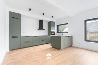 <p>Deze moderne, instapklare, gelijkvloerse gezinswoning in Grote-Brogel combineert rustig wonen met een uitstekende bereikbaarheid. Dankzij de ligging nabij het centrum van Peer geniet u van winkels, horeca, scholen en openbaar vervoer in de directe omgeving, met bovendien een vlotte verbinding naar Bree, Bocholt, Meeuwen en Houthalen.</p>

<p><br />Deze gelijkvloerse woning uit 1966 werd stijlvol vernieuwd en biedt een hedendaagse afwerking met veel lichtinval dankzij de grote raampartijen. De open leefruimte sluit naadloos aan op de volledig uitgeruste keuken en creëert een aangename, ruime woonbeleving. Verder beschikt de woning over 4 slaapkamers, elk voorzien van airconditioning, een strak afgewerkte badkamer met bad en inloopdouche, een inpandige garage, kelderberging en een ruime zolder waar nog 2 extra slaapkamers mogelijk zijn.</p>

<p><br /><strong>Enkele troeven:</strong></p>

<ul><li><strong>Volledig gerenoveerd: </strong>nieuw dak, nieuwe ramen, nieuwe keuken en nieuwe vloeren, ...</li><li>4 volwaardige slaapkamers, elk uitgerust met airco</li><li>Ruime zolder met uitbreidingsmogelijkheden</li><li><strong>Praktische voorzieningen:</strong> inpandige garage en kruipkelder</li><li>Aankoop onder 2% registratierechten</li></ul>

<p><br /><strong>Aarzel niet om een bezoek te plannen en ontdek zelf de ruimte, afwerking en mogelijkheden van deze stijlvolle gezinswoning </strong>via <strong>impact@era.be</strong> of <strong>089 46 48 63</strong> – <strong>Khaz helpt je graag verder!</strong></p>