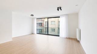 Mooi en groot appartement in een nieuwe residentie vlakbij de Delhaize en het strand van Heist-aan-Zee. Gebouwd in 2024 en conform alle hedendaagse normen. Energielabel A - Asbestvrij - Blanco elektrische keuring - Zonnepanelen, … . <br /><br />Indeling: Inkom, een aangenaam ruime leefruimte met een compleet ingerichte open keuken voorzien van alle hedendaagse toestellen, vanuit de woonkamer toegang tot het terras vooraan, achteraan twee volwaardige slaapkamers. Verder beschikt het appartement over twee modern afgewerkte badkamers, elk met douche, lavabo en toilet. Zowel aan de voor- als achterzijde is er een terras aanwezig.<br />Bergruimte met aansluiting voor de wasmachine op het appartement aanwezig. <br /><br />Huurprijs: €1.100 huur + €100 syndickosten + €125 inpandige autostaanplaats per maand. <br />Ongemeubeld en onmiddellijk beschikbaar.<br /><br />Verder is er plaats voorzien voor twee fietsen in de gemeenschappelijke fietsenberging in het gebouw en een privatieve kelderberging inbegrepen. <br /><br />Bezoeken? Graag na afspraak met Maxim Slabbinck op 050/89.27.70.