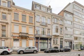 <p><span>Eigentijds duplexappartement met licht, ruimte en een warme woonbeleving</span><span><br />Markgravelei 154/301, 2018 Antwerpen</span></p><p><span>In de geliefde Markgravebuurt ontdek je dit duplexappartement waar licht, ruimte en comfort centraal staan. Hier woon je in een rustige straat met de stad altijd binnen handbereik, in een omgeving die zowel levendig als aangenaam residentieel aanvoelt.</span></p><p><span>Het gebouw draagt een duidelijke architecturale signatuur en combineert een verzorgde, klassieke uitstraling met hedendaagse renovatie. Zodra je binnenkomt, valt meteen de aangename hoogte van de plafonds en de overvloed aan natuurlijk licht op. Het geheel voelt open en luchtig aan, zonder in te boeten op warmte en gezelligheid.</span></p><p><span>De ligging is een echte troef: op wandelafstand vind je parken, lokale handelszaken en populaire adresjes waar je terechtkan voor koffie, brood of een avondje uit. Tegelijk ben je vlot verbonden met het stadscentrum en belangrijke invalswegen.</span></p><p><span>Wat deze woonst bijzonder maakt</span></p><ul><li><span>Duplex met een logische en comfortabele indeling </span></li><li><span>Veel natuurlijke lichtinval doorheen de volledige woning </span></li><li><span>Twee volwaardige slaapkamers, elk met hun eigen badkamer </span></li><li><span>Aangename buitenruimtes waar je rustig kan genieten </span></li><li><span>Instapklaar en goed onderhouden </span></li><li><span>Gelegen in een gegeerde en rustige stadsbuurt </span></li></ul><p><span>De woonruimte bevindt zich op de bovenste verdiepingen en vormt het hart van het appartement. De leefruimte loopt mooi over in de eetplaats en de open keuken, die volledig uitgerust is met kwalitatieve toestellen en ontworpen werd met oog voor functionaliteit en gebruiksgemak. Aansluitend aan de keuken bevindt zich een terras aan de achterzijde, waar je uitkijkt op een groene en rustige omgeving.</span></p><p><span>Op hetzelfde niveau vind je ook een gastentoilet, een praktische berging met aansluitingen voor wasmachine en droogkast, en de hoofdslaapkamer met eigen badkamer.</span></p><p><span>De bovenverdieping biedt plaats aan een tweede slaapkamer met privatieve badkamer, wat zorgt voor extra privacy en comfort voor bewoners of gasten.</span></p><p><span>Een woning die niet alleen praktisch is ingedeeld, maar vooral een aangename plek biedt om thuis te komen in het hart van een van de meest gegeerde buurten van Antwerpen.</span></p>