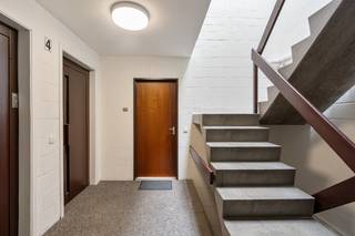 Deze lichtrijke studio is instapklaar en is centraal gelegen nabij verschillende faculteiten, openbaar vervoer, winkels, sportfaciliteiten, eet- en drankgelegenheden en het UZ Gasthuisberg. Op slechts 5min wandelen staat u op de Grote markt en de Bondgenotenlaan! Ook naar de E40 en de E314 is er een zeer vlotte verbinding via de Koning Boudewijnlaan. Deze mooie studio vormt de perfecte uitvalsbasis voor een studerend kind en/of is een interessante investering met een sterk verhuurpotentieel.<br /><br />De studio is gelegen op de vierde verdieping en bestaat uit een lichtrijke leefruimte met een open keuken en een aparte badkamer. Zowel de keuken als de badkamer werden recent vernieuwd. De studio beschikt over een balkon en op het gelijkvloers is een gemeenschappelijke fietsenberging voorzien. Verlichting en gordijnen inclusief!<br /><br />EPC 114kWh(B-label)! Elektriciteit conform! Asbestveilig! Niet-overstromingsgevoelig!<br /><br />Indien u deze leuke studio graag bezoekt dan kan u mij steeds bereiken via arnaut@immojanstas.be of 0495292080.<br /><br />Bijkomende info (EPC, bodemattest, elektriciteitsattest, enz...) kan U hier downloaden ↓