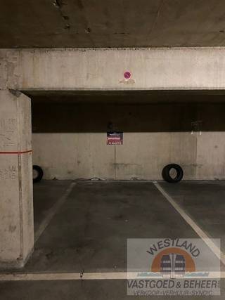 Bent u op zoek naar een veilig gelegen parkeerplaats in het centrum van Nieuwpoort-Bad? Dan is deze ondergrondse parkeerplaats in de residentie Santhooft precies wat u zoekt.<br />De parkeerplaats bevindt zich op niveau -2 van de residentie en geniet van een uiterst centrale ligging, op wandelafstand van de zeedijk, winkels, restaurants en het openbaar vervoer. Ideaal als vaste parkeerplaats voor bewoners, tweedeverblijvers of bezoekers die zorgeloos willen parkeren in het bruisende centrum van Nieuwpoort-Bad.<br />Interesse? Neem gerust contact met ons op voor meer informatie of een bezichtiging.