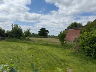 Bent u op zoek naar een gunstig gelegen bouwgrond voor een halfopen bebouwing in een rustige, groene omgeving? Dan is dit perceel in het...