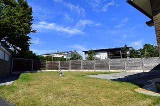 Deze charmante bungalow bevindt zich in een rustige straat te Harelbeke. De ligging is bijzonder gunstig; op wandel- en fietsafstand van Provinciedomein De Gavers, winkels, scholen, ... en andere dagelijkse voorzieningen.<br />De woning staat op een perceel van 688 m² en beschikt over een private oprijlaan met bijhorende parkeermogelijkheden.<br /><br />Indeling als volgt:<br />Bij binnenkomst verwelkomt een statige inkomhal je, voorzien van een handige vestiaire en een apart gastentoilet.<br />De lichtrijke leefruimte bestaat uit een gezellige zithoek en een eetplaats, met grote raampartijen die zorgen voor een aangenaam ruimtegevoel en veel natuurlijk licht.<br /><br />Aansluitend vind je de uitgeruste keuken met ontbijthoek. Een praktische en gezellige plek om de dag te starten.<br /><br />Verder beschikt de woning over 2 volwaardige slaapkamers en een badkamer met ligbad, douche en wastafel.<br /><br />De inpandige garage biedt niet alleen plaats voor je wagen, maar beschikt ook over een zolderberging met extra opbergruimte.<br /><br />Buiten geniet je van een mooi stukje groen en een praktische buitenberging.<br /><br />EXTRA TROEVEN: dubbele beglazing, geen trappen, ...<br /><br />Onze ref. DEV4738