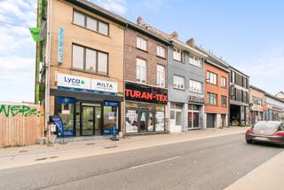Dendermondsesteenweg 33, 9000 Gand<br /><br />Dans un excellent emplacement commercial, à seulement 200 mètres de la gare Dampoort (Gand), nous trouvons cette maison de commerce avec habitation. Idéal pour ceux qui souhaitent combiner vie privée et vie professionnelle ou qui recherchent un investissement rentable.<br /><br />Le rez-de-chaussée se compose d'un espace commercial d'environ 100 m² avec une vitrine de 5 mètres de large. À l'arrière se trouve un espace de stockage pratique.<br />Un escalier fixe vous permet d'accéder à la partie habitation. Au premier étage, la maison dispose d'un salon lumineux (21 m²), d'une cuisine (12 m²) et d'une salle de bains.<br />Le deuxième étage compte deux chambres spacieuses (16 m² et 13 m²). <br /><br />Atouts :<br /><br />- Emplacement idéal à 200 m de la gare de Dampoort<br />- Arrêt de bus devant la porte<br />- Emplacement commercial avec magasins et commodités à proximité immédiate<br />- Espace commercial ±100 m²<br />- Combinaison commerce & habitation<br /><br />Une opportunité unique pour les indépendants, les professions libérales ou les investisseurs à la recherche d'un immeuble commercial stratégiquement situé et offrant un confort de vie.<br /><br />Intéressé ? Contactez Ilhan au 0489 27 20 72 pour plus d'informations ou pour une visite sur place.