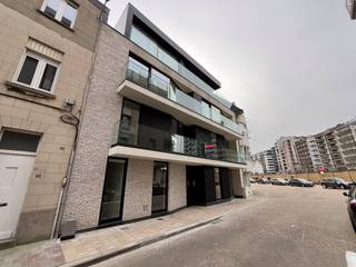 Découvrez cet appartement avec une vue latérale sur la mer, situé à deux pas de la plage.