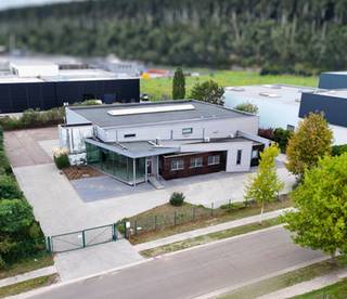 Instapklaar bedrijfsgebouw beschikbaar te Genk.<br />Het multifunctioneel magazijn heeft een oppervlakte van 775m² en een hoogte van ± 6m voorzien van meerdere sectionaal poorten.<br />Moderne burelen met showroom met een oppervlakte van 330m² en een hoogte van 3,75m. <br /><br />De grond met een oppervlakte van ± 3.495m² is naast het gebouw grotendeels verhard (met klinkers) tot ca. 1.165m² voor extra stockage.<br />Het is volledig afgesloten met draadwerk en beschikt over een automatische industriële poort.<br /><br />Centrale ligging op 10 minuten rijden van de E314 (Brussel - Genk - Aken) en op 15 minuten rijden van de E313 (Antwerpen - Hasselt - Luik). <br />Vlotte aansluiting op de expresweg Hasselt - Maaskant.