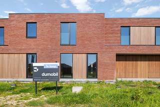 Binnen de ring van Roeselare, op het grondgebied van Hooglede, bevindt zich deze moderne halfopen woning (lot 89) met plat dak. De woning beschikt over een lichtrijke leefruimte, een kwalitatief ingerichte open keuken en een ruime garage ernaast die doorloopt naar de aansluitende wasplaats die meteen ook weer toegang biedt tot de oostgerichte tuin. Er zijn 2 aparte toiletten. Eén op elke verdieping. Boven bevinden zich 4 slaapkamers, een badkamer met douche én bad en een aparte berging.<br /><br />De woning werd reeds opgebouwd en wordt verder afgewerkt volgens de wensen van de koper en volledig instapklaar opgeleverd. Voorzien van alle nodige vloerbekleding, met aangelegde tuin voorzien van een afsluiting, terras en gazon en een aangelegde voortuin met oprit en pad naar de voordeur. Door de combinatie van het warmtenet en zonnepanelen verwarm je duurzaam met vloerverwarming en de nieuwste technieken. Met een E-peil onder de 20 geniet je van heel wat voordelen en als bewoner van dit futureproof woonproject beschik je daarbij over alle faciliteiten van het e-mobipunt. Er is een vlotte verbinding met de ring rond Roeselare en het centrum van Roeselare.<br /><br />Deze all-inprijs excl. kosten omvat een volledig afgewerkte, instapklare woning met álle voorzieningen en omgevingswerken inbegrepen. De totale kostprijs inclusief wettelijke kosten waaronder registratierechten, btw, notariskosten en aansluitingskosten kan je eenvoudig bekijken op onze <u><strong>website</strong></u>: <u><strong>www.dumobil.be/woonprojecten/hooglede-honzebrouckstraat</strong></u> En/of contacteer onze bouwadviseur Sam Borrey voor meer info: 0483/21.01.33 | sam@dumobil.be