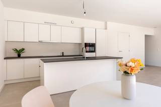 <p><span>Appartement nouvellement construit dans un complexe résidentiel branché situé dans le centre de Saint-Nicolas. </span></p><p><span> </span></p><p><span>L'appartement est situé au 1er étage et peut être atteint par des escaliers ou un ascenseur. Par le hall d'entrée avec toilettes séparées, vous entrez dans le salon lumineux. Une grande fenêtre coulissante vous permet d'accéder à la terrasse spacieuse. Le salon est équipé d'une cuisine ouverte avec tous les appareils nécessaires (réfrigérateur, cuisinière, four, lave-vaisselle, etc.). À côté de la cuisine, il y a également un débarras pratique avec un branchement pour la machine à laver. L'appartement comprend 2 chambres à coucher, une salle de bains avec double lavabo et douche, ainsi que des toilettes séparées.</span></p><p><span> </span></p><p><span>L'appartement dispose d'un local à vélos dans une zone sécurisée.</span></p><p><span>Ce bien bénéficie de finitions de qualité et a été entièrement repeint. Parfait pour une occupation immédiate !</span></p><p><span> </span></p><p><span>Les commerces et les écoles sont accessibles à pied. Il y a également un accès facile à l'E17 et aux routes principales. (Mobiscore 9.2/10).</span></p><p><span>Un point positif est le niveau E prévu de 38.</span></p><p><span> </span></p><p><span>Contactez-nous rapidement pour prendre rendez-vous à notre bureau et obtenir plus d'informations sur cette opportunité unique.</span></p><p><span> </span></p><p><span>*Le score EPC peut varier.</span></p><p><span> </span></p>