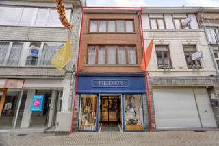 Dit goed onderhouden handelshuis biedt tal van troeven voor wie op zoek is naar een interessante investering of een veelzijdig pand. Dankzij de uitmuntende locatie en de diverse mogelijkheden is dit pand een opportuniteit. Het handelspand is momenteel verhuurd, wat zorgt voor een directe opbrengst.<br /><br />De huidige indeling van het gebouw is als volgt:<br /><br />Niveau 0:<br />Het gelijkvloers omvat een handelsgedeelte met aansluitende bureauruimte, een overdekt terras, een toilet en een opbergruimte. Daarnaast is er een aparte inkomhal waarmee het bovenliggende appartement afzonderlijk kan worden betreden.<br /><br />Niveau +1:<br />Op de eerste verdieping bevinden zich een hal, de eerste slaapkamer, een badkamer, een keuken, een aangename leefruimte en een ruim terras.<br /><br />Niveau +2:<br />De tweede verdieping bestaat uit een nachthal en twee bijkomende slaapkamers, wat het pand geschikt maakt voor grotere gezinnen of extra werk- of hobbyruimtes.<br /><br />Bent u geïnteresseerd in dit veelzijdige handelshuis? Vraag een bezichtiging aan via immo@confideo.be of telefonisch op het nummer 012 23 23 11.